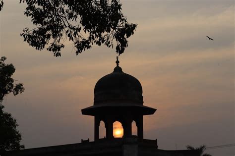  Queens' Gardens: An Architectural Journey Through Pakistan's Mughal Heritage - Unveiling a Symphony of Stone and Water!